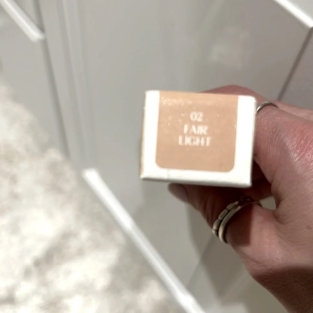 GloWish by Huda Bright Light Hydrating Sheer Vegan Concealer in Fair Light 02